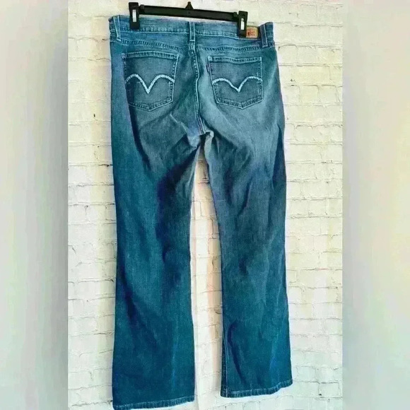 Levi’s, ladies curvy cut 528, size 9, 99% cotton, 31” inseam, 17” waist - Picture 1 of 5